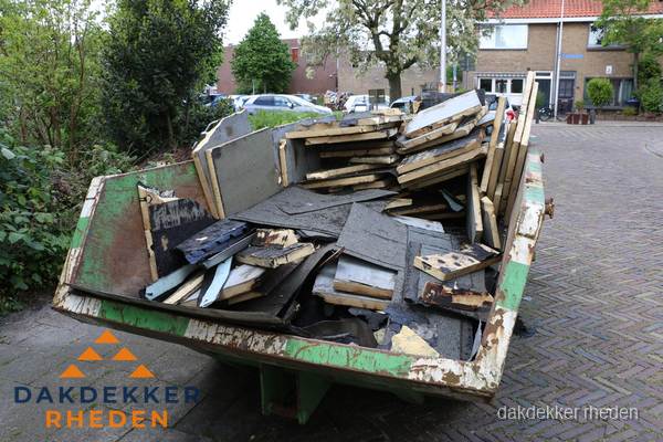 Puincontainer met oud dakmateriaal na dakrenovatie in Rheden