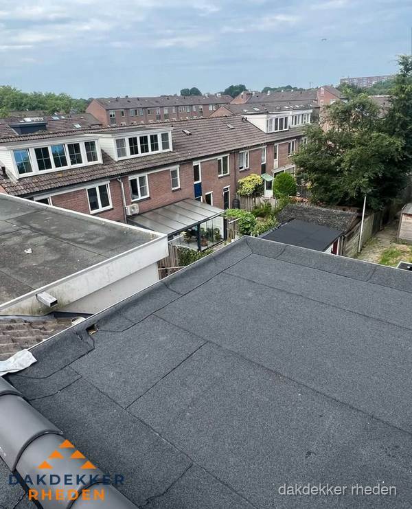 Vernieuwd plat dak met bitumen in woonwijk in Rheden Vernieuwd plat dak met bitumen in woonwijk in Rheden
