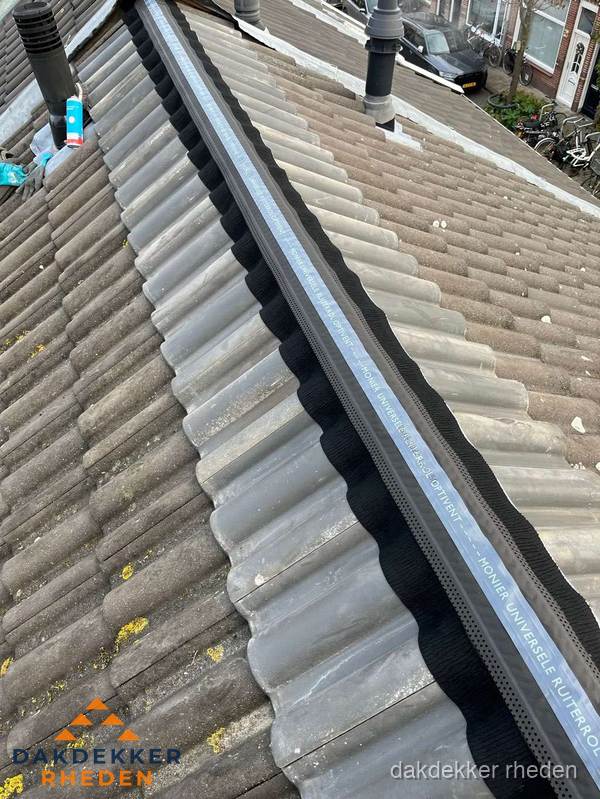 Nokvorst met Monier ventilatie op schuin pannendak in Rheden Nokvorst met Monier ventilatie op schuin pannendak in Rheden