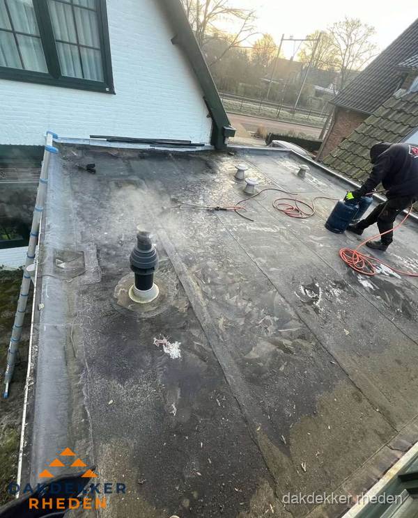 Dakdekker verhelpt daklekkage op plat dak in Rheden Dakdekker verhelpt daklekkage op plat dak in Rheden