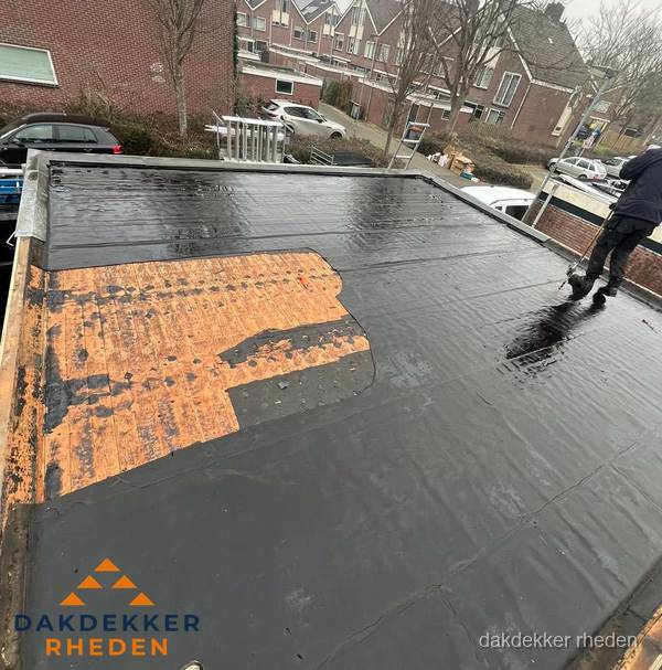 Dakdekker brengt EPDM dakbedekking aan op plat dak in Rheden