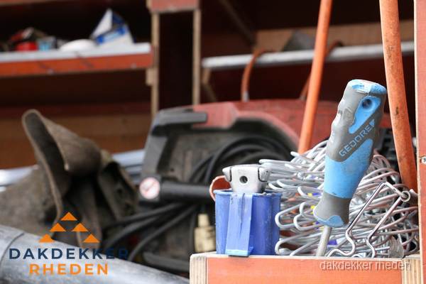 Professioneel gereedschap van dakdekker in Rheden