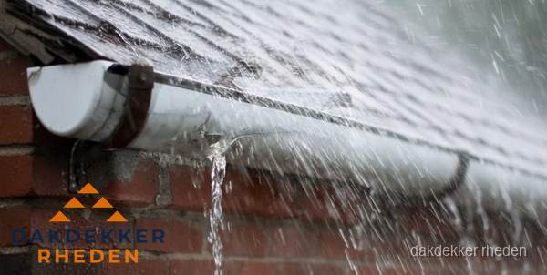 Lekkende dakgoot tijdens regenval in Rheden Lekkende dakgoot tijdens regenval in Rheden