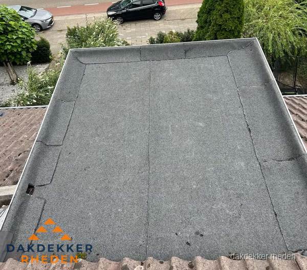 Nieuw aangebrachte bitumen dakbedekking op plat dak in Rheden