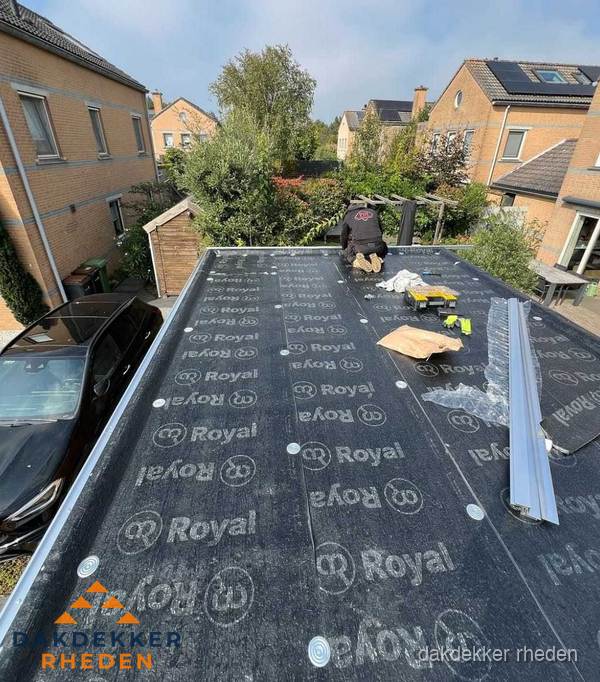 Dakdekker aan het werk op plat dak renovatie in Rheden