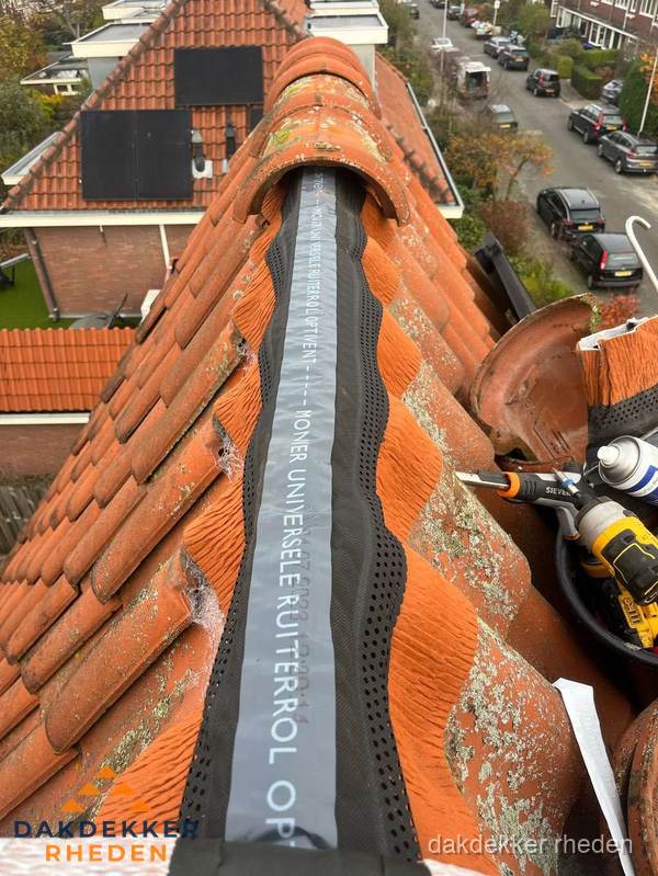 Dakdekker vervangt nokvorst met ruiterrol op pannendak in Rheden Dakdekker vervangt nokvorst met ruiterrol op pannendak in Rheden