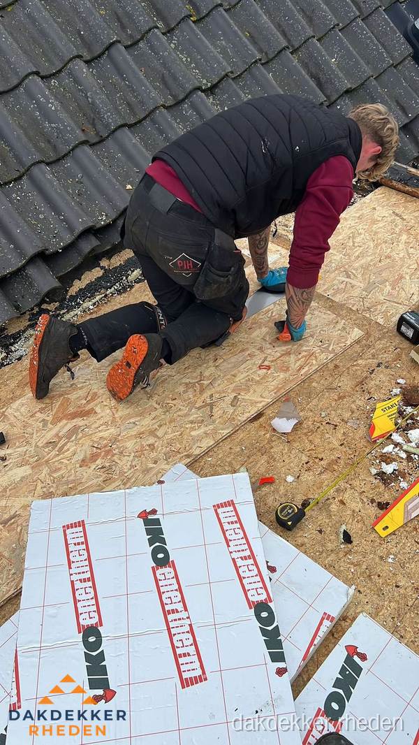Dakdekker plaatst PIR-isolatieplaten op plat dak in Rheden Dakdekker plaatst PIR-isolatieplaten op plat dak in Rheden