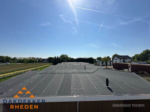 Groot plat dak met bitumen dakbedekking op bedrijfspand in Rheden Groot plat dak met bitumen dakbedekking op bedrijfspand in Rheden
