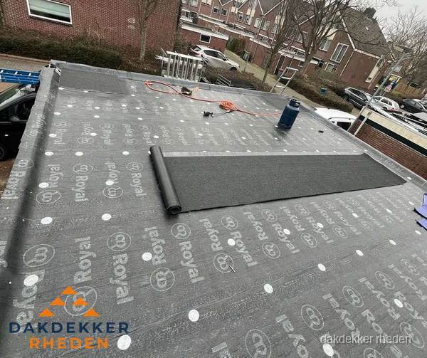 Dakrenovatie plat dak met bitumen dakbedekking in Rheden
