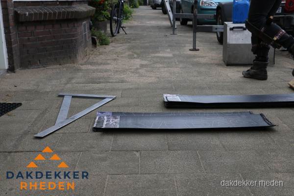 Dakbedekkingsmateriaal en zinkwerk klaargelegd voor reparatie in Rheden Dakbedekkingsmateriaal en zinkwerk klaargelegd voor reparatie in Rheden