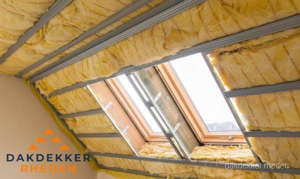 Schuin dak isoleren met glaswol bij dakraam in Rheden