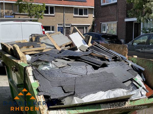 Afvalcontainer met gesloopt dakmateriaal tijdens dakkapel renovatie in Rheden