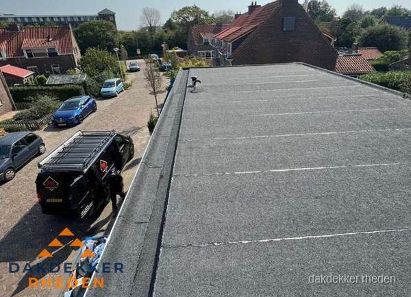Nieuw bitumen plat dak met uitzicht over woonwijk in Rheden