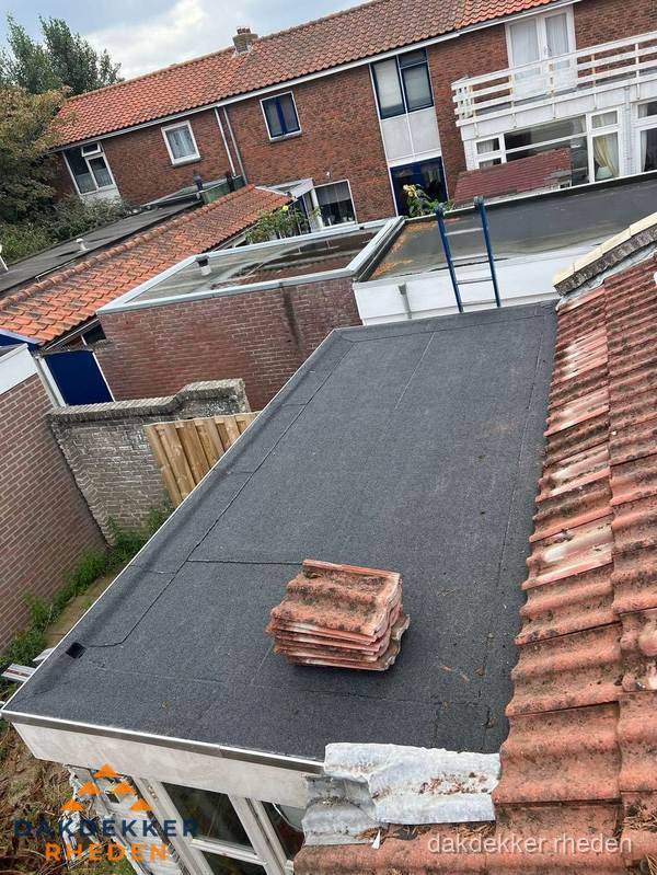 Aanbouw plat dak met reservepannen voor dakpannen vervangen in Rheden
